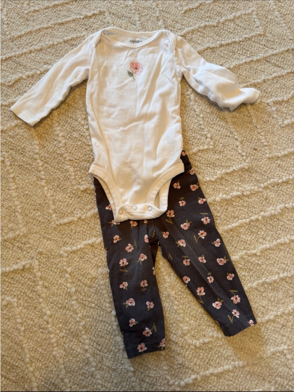Baby 2 piece outfit with floral design size 9 months